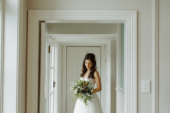 027_amy-oliver-married-0171_Bride getting ready gorgeous floral wedding