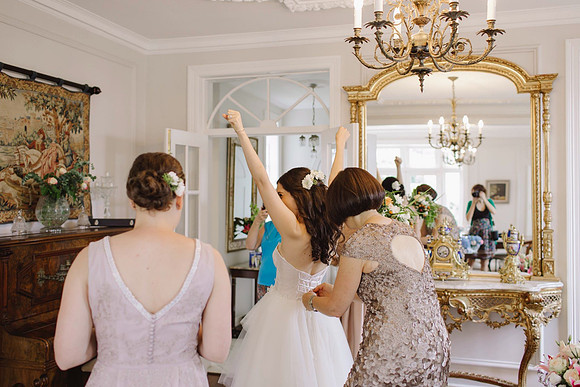 022_amy-oliver-married-0151_Bride getting ready gorgeous floral wedding