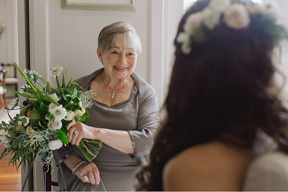 017_amy-oliver-married-0169_Bride getting ready gorgeous floral wedding