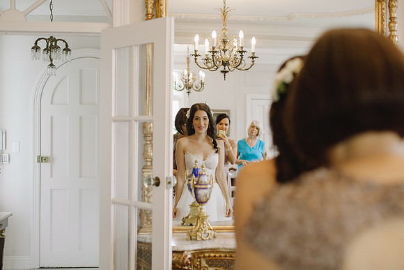 021_amy-oliver-married-0146_Bride getting ready gorgeous floral wedding